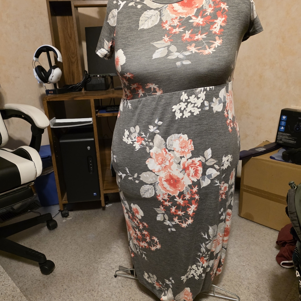 Chic Floral Maxi Dress in Gray and Pink